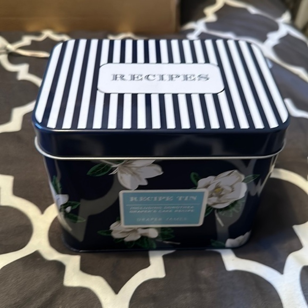 Recipe tin with cards